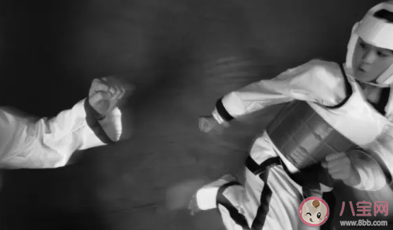 孩子学跆拳道怕疼怎么办 让孩子坚持练跆拳道的原因