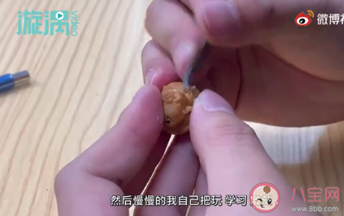 男子在直径18毫米橄榄核上雕西游记是怎么回事 橄榄核雕刻是什么技术