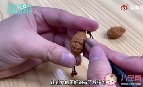 男子在直径18毫米橄榄核上雕西游记是怎么回事 橄榄核雕刻是什么技术