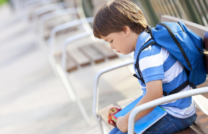 教育惩戒中刻意孤立是如何界定的 孩子被老师孤立怎么办 教育惩戒中刻意孤立是如何界定的 孩子被老师孤立怎么办