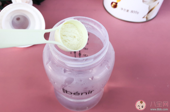 冲调奶粉用什么水好 冲调奶粉正确方法 冲调奶粉用什么水好 冲调奶粉正确方法