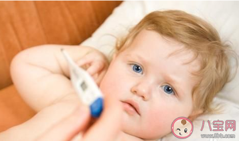 爸爸凌晨光腿光脚抱女儿看急诊是怎么回事 孩子半夜发烧怎么办