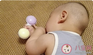 爸爸凌晨光腿光脚抱女儿看急诊是怎么回事 孩子半夜发烧怎么办