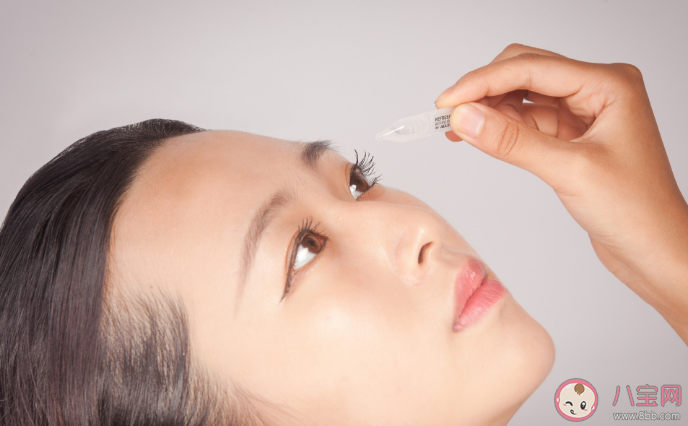 眼药水可以直接滴在眼球上吗 滴眼药水的正确做法是什么 眼药水可以直接滴在眼球上吗 滴眼药水的正确做法是什么