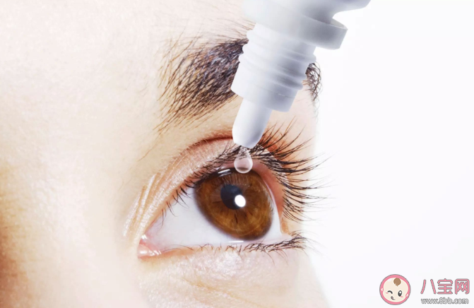 眼药水可以直接滴在眼球上吗 滴眼药水的正确做法是什么 眼药水可以直接滴在眼球上吗 滴眼药水的正确做法是什么