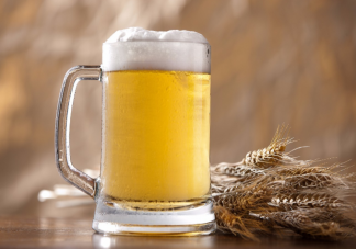 一杯啤酒总共能产生多少个气泡 啤酒倒入杯中后为什么有很多气泡上升