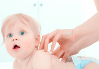 婴儿抚触一定要抹婴儿油吗 婴儿抚触用什么油