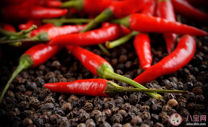 切辣椒不小心辣到手怎么办 怎么切辣椒不辣手