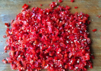 切辣椒不小心辣到手怎么办 怎么切辣椒不辣手