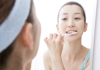 早上刷牙和晚上刷牙哪个更重要 睡前不刷牙有什么危害