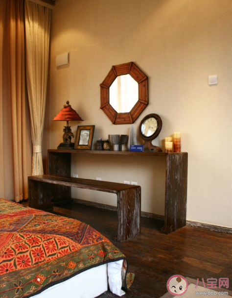 卧室镜子不能正对着床吗 梳妆台镜子放在卧室哪里最合适