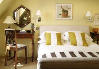 卧室镜子不能正对着床吗 梳妆台镜子放在卧室哪里最合适