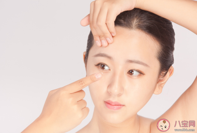 隐形眼镜戴着不舒服是怎么回事 怎么挑选合适的隐形眼镜