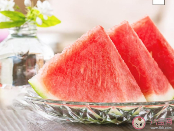 夏天吃西瓜朋友圈文案可爱 吃西瓜的朋友圈怎么发