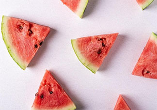 夏天吃西瓜朋友圈文案可爱 吃西瓜的朋友圈怎么发