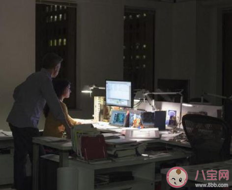 同事都加班职场新人该不该走 同事没下班自己要走吗