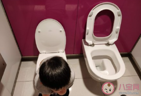 如何看待妈妈带男童进女厕 男童在外面该怎样上厕所