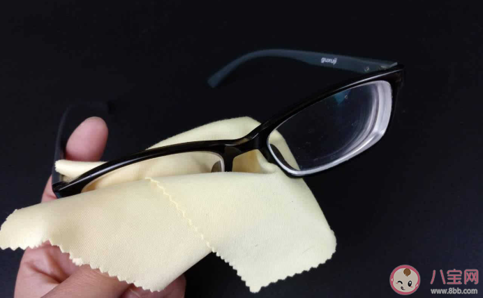 眼镜盒里的眼镜布是干什么的 眼镜镜片怎么擦拭干净