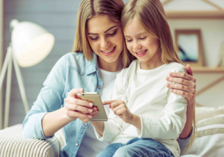 子女手机依赖行为会受父母影响吗 父母玩手机对孩子的影响