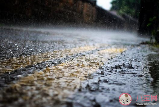 雷电交加狂风暴雨的句子说说 暴雨突袭电闪雷鸣的朋友圈