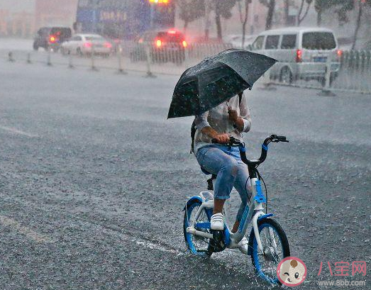 雷电交加狂风暴雨的句子说说 暴雨突袭电闪雷鸣的朋友圈