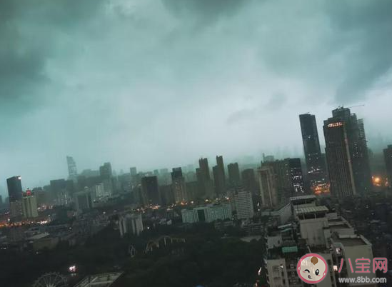 雷电交加狂风暴雨的句子说说 暴雨突袭电闪雷鸣的朋友圈