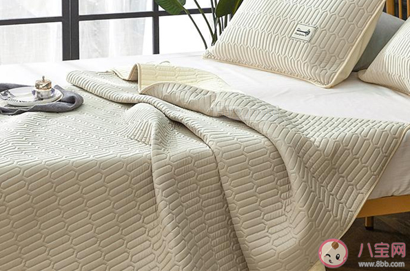 乳胶凉席凉爽吗 乳胶凉席和冰丝凉席有什么区别