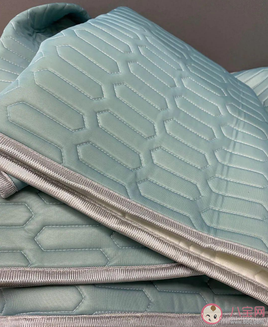 乳胶凉席凉爽吗 乳胶凉席和冰丝凉席有什么区别