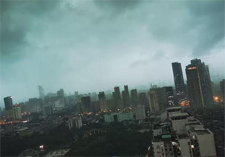 雷电交加狂风暴雨的句子说说 暴雨突袭电闪雷鸣的朋友圈