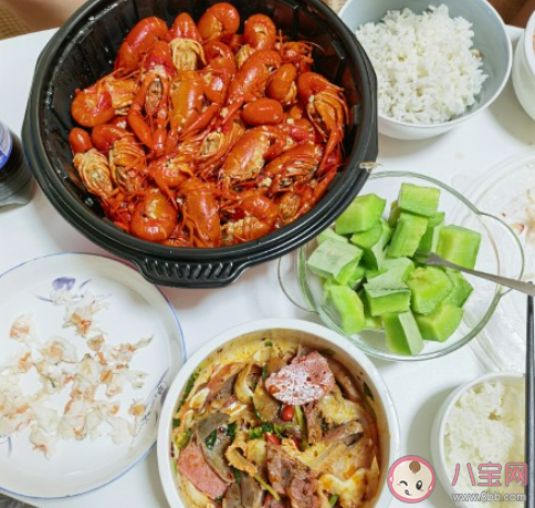 吃小龙虾图片发朋友圈句子 晒吃小龙虾图片的说说