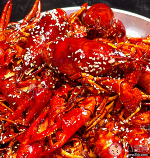 吃小龙虾图片发朋友圈句子 晒吃小龙虾图片的说说