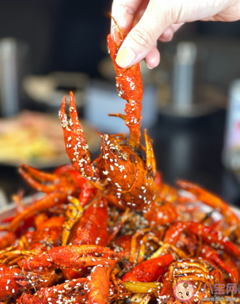 吃小龙虾图片发朋友圈句子 晒吃小龙虾图片的说说