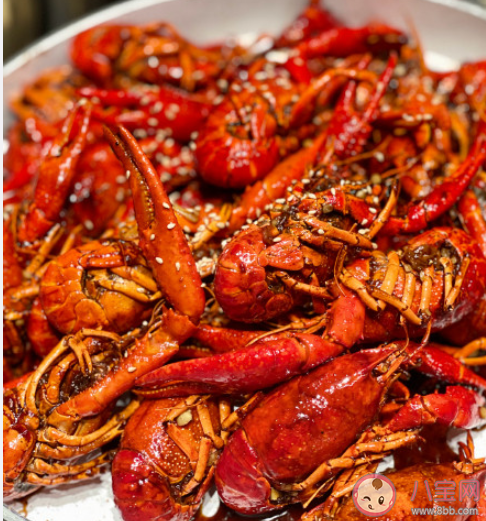 吃小龙虾图片发朋友圈句子 晒吃小龙虾图片的说说