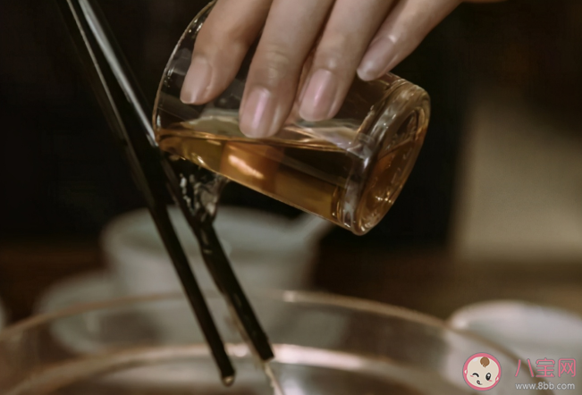 开水烫餐具能杀菌消毒吗 在外用餐怎么保证餐具卫生