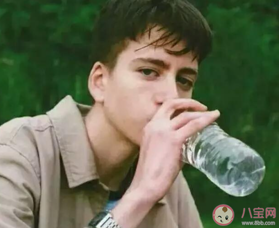 记忆里的男孩教会我怎样爱是什么歌 《记忆里的男孩》完整歌词在线听歌