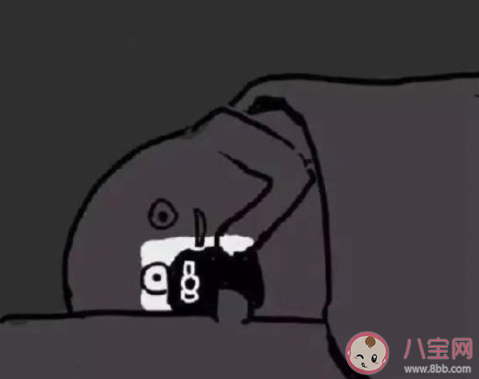 黑暗中看手机对眼睛伤害有多大 晚上看手机要不要开灯