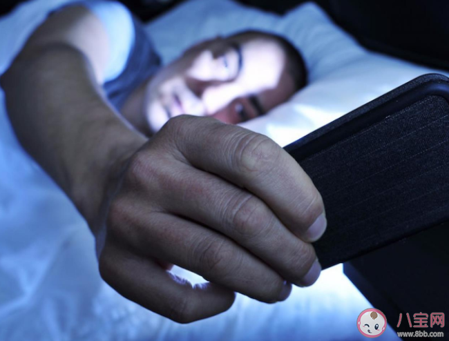 黑暗中看手机对眼睛伤害大不大 晚上玩手机会导致散光吗