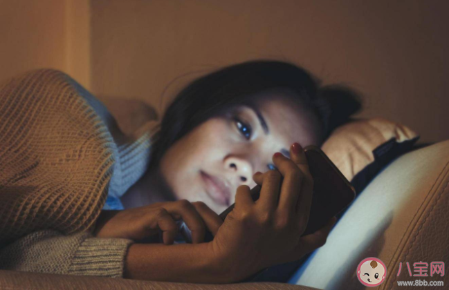 黑暗中看手机对眼睛伤害大不大 晚上玩手机会导致散光吗