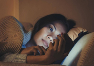 黑暗中看手机对眼睛伤害大不大 晚上玩手机会导致散光吗