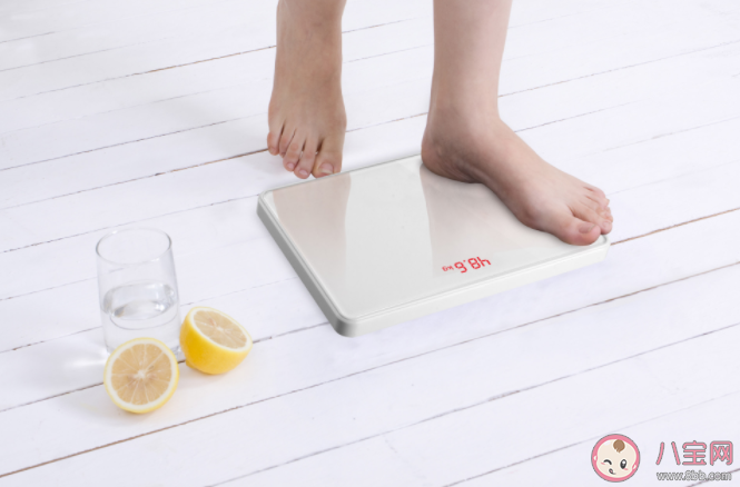 体重忽高忽低是怎么回事 怎么正确称体重 体重忽高忽低是怎么回事 怎么正确称体重