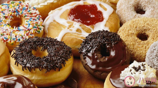 女生因过度吃甜食近视1500度是怎么回事 吃甜食会导致近视加重吗