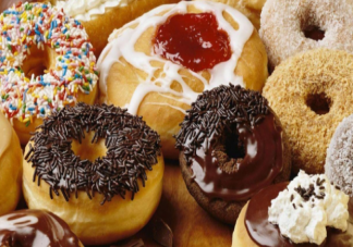 女生因过度吃甜食近视1500度是怎么回事 吃甜食会导致近视加重吗