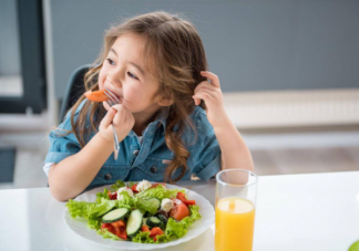 孩子不爱吃蔬菜能多吃水果代替吗 怎么让孩子接受吃蔬菜