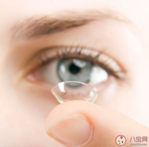 洗澡时要摘掉隐形眼镜吗 隐形眼镜选购及佩戴指南