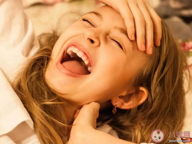 如何观察别人是假笑还是发自内心的 真笑和假笑有什么区别