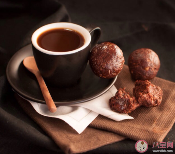 咖啡因摄入过多可能会增加青光眼的患病风险吗 摄入多少咖啡因才会过量 咖啡因摄入过多可能会增加青光眼的患病风险吗 摄入多少咖啡因才会过量