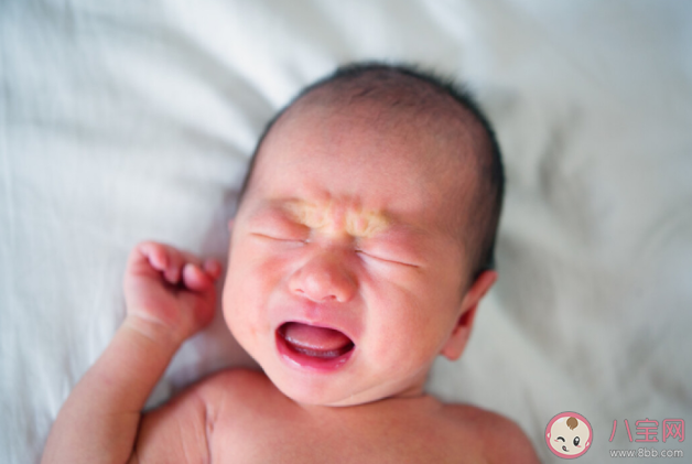 为什么孩子睡着后爱闭眼哭 孩子闭眼哭怎么办