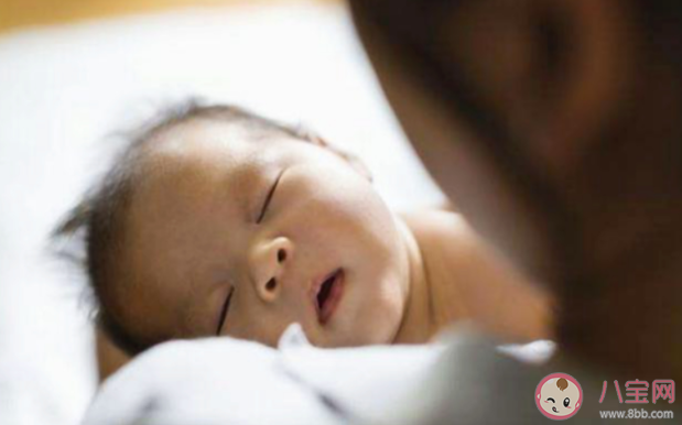 为什么孩子睡着后爱闭眼哭 孩子闭眼哭怎么办