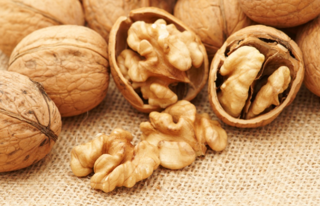 吃核桃真的会伤肝吗 早上吃核桃好还是晚上吃好