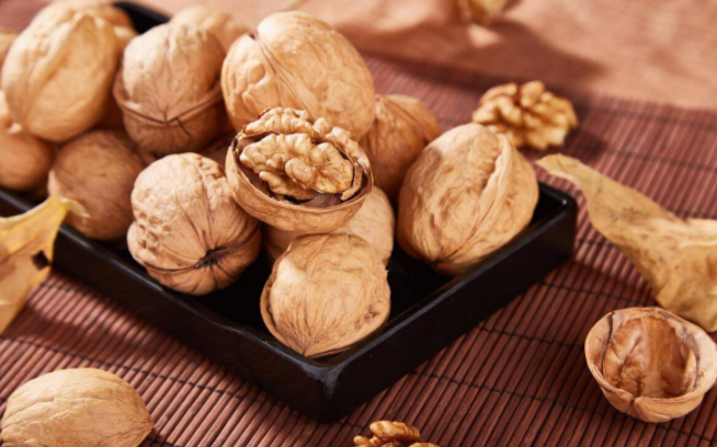吃核桃真的会伤肝吗 早上吃核桃好还是晚上吃好